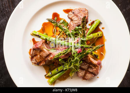 Agnello lecca lecca con indonesiano di riso fritto e asparagi vista da sopra il tavolo di raccolta, il Ballard Inn e ristorante, Ballard, Santa Ynez Va Foto Stock