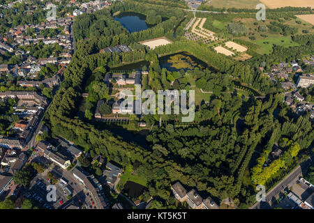 Il castello di Wickrath, moated il castello complesso sul Niers, Parco, Vorburg, Mönchengladbach, Basso Reno, Renania settentrionale-Vestfalia, Germania, Europa Mönchenglad Foto Stock