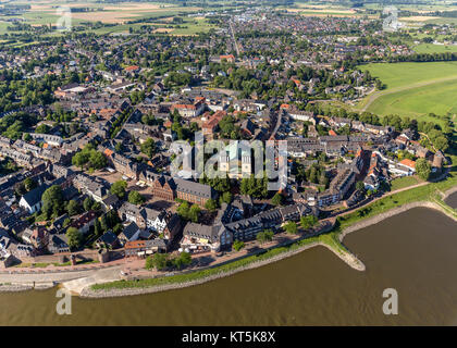 Chiesa cattolica dell Assunzione, Rees città vista dal Reno, Rheinkai, Basso Reno, Renania settentrionale-Vestfalia, Germania, Europa, Rees, Basso Reno, N Foto Stock