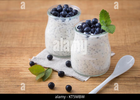 Sana colazione o spuntino mattutino con semi di chia budino alla vaniglia e mirtilli. cibo vegetariano, la dieta e il concetto di salute Foto Stock