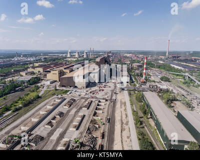 Fabbrica di acciaio con fumaioli a giornata soleggiata.stabilimento metallurgico. acciaierie e lavori di ferro. Industria pesante in Europa.L'inquinamento atmosferico da fumaioli, problemi di ecologia. Paesaggio industriale.Vista dall'alto. Foto Stock