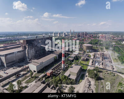 Fabbrica di acciaio con fumaioli a giornata soleggiata.stabilimento metallurgico. acciaierie e lavori di ferro. Industria pesante in Europa.L'inquinamento atmosferico da fumaioli, problemi di ecologia. Paesaggio industriale.Vista dall'alto. Foto Stock