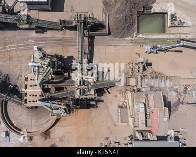 Ferro da stiro materie prime pila di riciclaggio, macchine da lavoro. Rifiuti metallici junkyard. Vista da sopra. Foto Stock