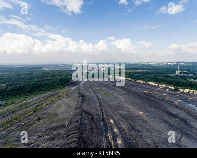 Miniera di carbone nel sud della Polonia. Distrutto terreni. Vista da sopra. Foto Stock