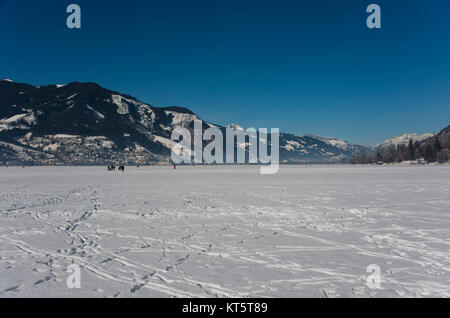 il ghiaccio coperto di brina del lago ghiacciato zeller visto dalla riva sud. in primo piano tracce di escursionisti Foto Stock