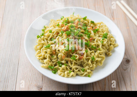 Dried Noodles su piastra Foto Stock