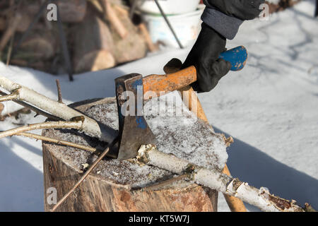 Ax. dispositivo per la trinciatura di alberi. preparazione di legna da ardere. Foto Stock