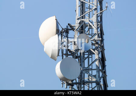 Montante di telecomunicazione antenne tv della tecnologia wireless con cielo blu Foto Stock