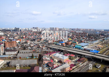 Panorama della città. La vista dalle alture del ventiquattresimo piano. Città di Krasnodar. Vista urbano. Foto Stock