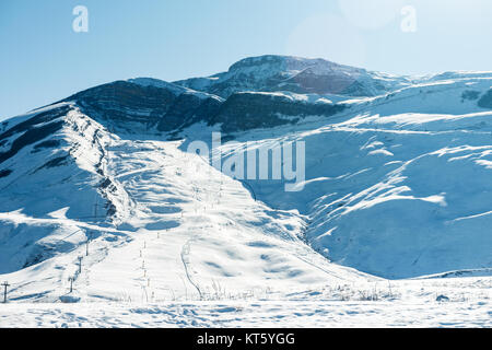 Montagne coperte di neve picchi, montagne invernali Foto Stock