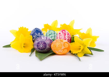 Disposizione del fiore di giallo narcisi e artisticamente dipinte sorabo uova di Pasqua Foto Stock