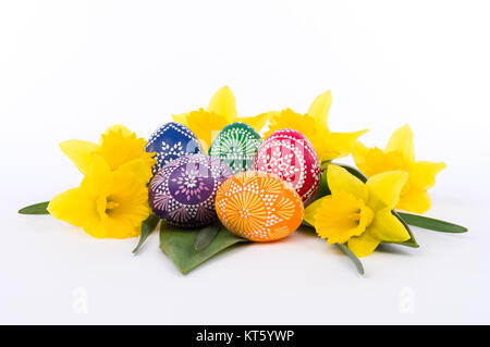 Disposizione del fiore di giallo narcisi e artisticamente dipinte sorabo uova di Pasqua Foto Stock