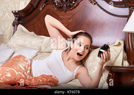 Giovane donna con la sveglia. Foto Stock