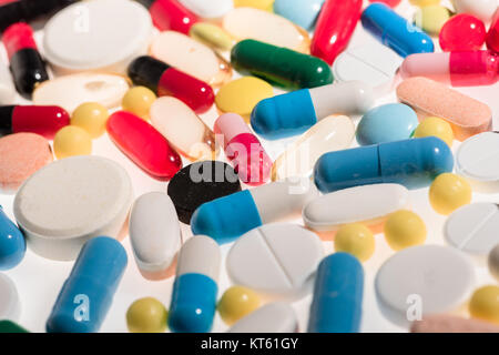 Vista ravvicinata di coloratissimi medical pillole e capsule, medicina e sanità concept Foto Stock