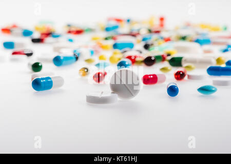 Vista ravvicinata di colorate pillole mediche su bianco, medicina e sanità concept Foto Stock