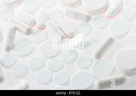 Vista ravvicinata di bianco medical pillole e capsule, medicina e sanità concept Foto Stock