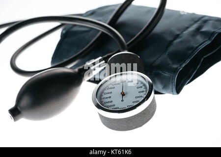 Vista ravvicinata della medical tonograph per la misurazione della pressione su bianco Foto Stock