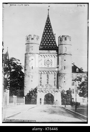 Spalentor, una storica porta della città di Basilea, Svizzera, è una struttura iconica risalente al 1400 Rimane un importante punto di riferimento e simbolo della storia e dell'architettura medievale del cityâ. Foto Stock