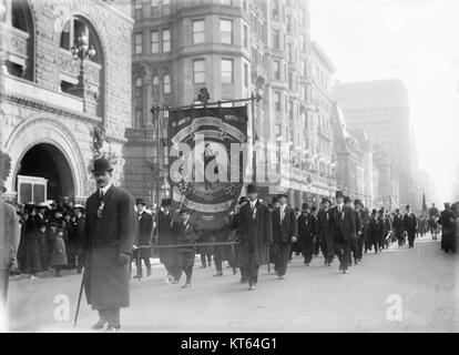 Un'immagine storica della parata del giorno di San Patrizio sulla Fifth Avenue a New York, 1909, che mostra partecipanti e spettatori in abiti tradizionali. Foto Stock