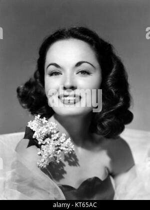 Ann Blyth, un'attrice americana, è nota per i suoi ruoli di primo piano nel cinema della metà del XX secolo, con questa immagine che cattura la sua personalità pubblica e gli sforzi promozionali durante la sua carriera. Foto Stock