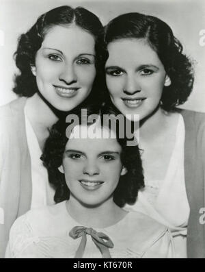 Le Gumm Sisters erano un trio di cantanti negli anni '1920, composto da Judy Garland (nata Frances Ethel Gumm) e le sue due sorelle, Mary Jane e Virginia. Si sono esibiti in vari spettacoli di vaudeville prima che Judy Garland diventasse una leggendaria attrice e cantante di Hollywood. Le esibizioni delle Gumm Sisters furono un precursore dell'illustre carriera di Garland, che includeva ruoli iconici in "il mago di Oz" e "Meet me in St. Louis". Foto Stock
