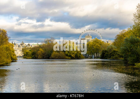 Lo skyline di Londra a Whitehall con il London Eye in background. Vista da St James Park della città di Westminster. Foto Stock