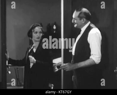 The Road to Ruin (1934) è un film drammatico con Helen Foster e Theodore Lorch. Il film esplora temi della moralità, delle pressioni sociali e delle conseguenze delle azioni di oneÂ, popolari nell'era pre-codice di Hollywood. Foto Stock