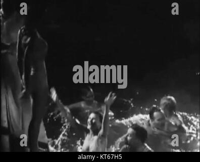 The Road to Ruin è un film del 1934 diretto da Dorothy Davenport e Melville Shyer. La narrazione segue Ann Dixon, interpretata da Helen Foster, una studentessa delle scuole superiori che soccombe alla pressione dei pari, portando a una spirale verso il basso che coinvolge l'abuso di sostanze e la promiscuità. Il film funge da monito sui pericoli della delinquenza adolescenziale. Foto Stock