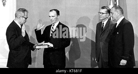 Fotografia di Thomas R. Donahue con il presidente Lyndon B. Johnson, che evidenzia la loro associazione durante la presidenza di LBJ. Foto Stock