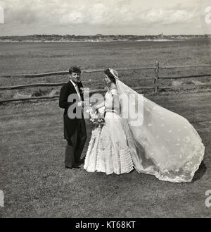 Toni Frissell, John F. Kennedy e Jacqueline Bouvier il giorno delle nozze, 1953 Foto Stock