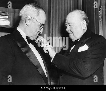 Questa fotografia cattura il presidente degli Stati Uniti Harry S. Truman e il primo ministro britannico Winston Churchill nel 1953, riflettendo la collaborazione tra le due nazioni durante l'era post-seconda guerra mondiale. Foto Stock