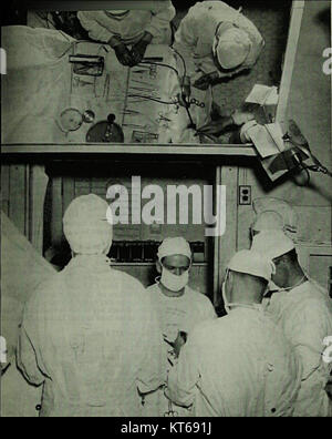 Questa illustrazione tratta dal *Saturday Evening Post*, pubblicato il 24 maggio 1941, presenta l'opera intitolata *Turning the Mind Inside Out*. Il pezzo è un riflesso dei temi psicologici del dopoguerra dell'epoca, combinando tecniche artistiche per visualizzare le complessità della psiche umana durante gli anni '1940 Foto Stock