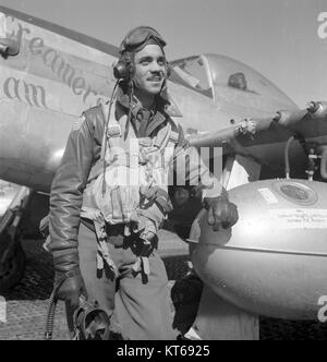 Edward Gleed, un Tuskegee Airman, si trova accanto al suo aereo P-51 Mustang. Come uno dei primi piloti di caccia afroamericani nelle U.S. Army Air Forces, Gleed contribuì agli sforzi di combattimento aereo della seconda guerra mondiale. Il P-51 Mustang era noto per la sua lunga gittata ed efficacia nelle missioni di combattimento durante la guerra. Foto Stock