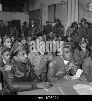 Avieri Tuskegee frequentando un briefing in Ramitelli, Italia Foto Stock