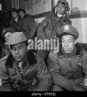 Avieri Tuskegee frequentando un briefing in Ramitelli, Italia 13261V Foto Stock