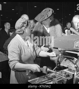 Questa fotografia di Toni Frissell cattura un lavoratore del Regno Unito che incontra il presidente Franklin D. Roosevelt. Evidenzia la significativa interazione tra la Gran Bretagna e gli Stati Uniti durante la seconda guerra mondiale Foto Stock