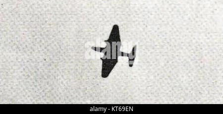 Questa immagine cattura un bombardiere delle Nazioni Unite che vola sopra Elisabethville, una città nella Repubblica Democratica del Congo. L'evento si riferisce al periodo delle operazioni delle Nazioni Unite durante la crisi del Congo. Foto Stock