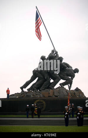 Navy US 071110-N-8273J-126 U.S. Marines condurre una corona che stabilisce una cerimonia in onore del 232nd Marine Corps compleanno presso il Marine Corps War Memorial Foto Stock