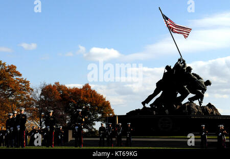 Navy US 081110-N-5549O-114 U.S. Marines condurre una corona che stabilisce una cerimonia in onore del 233rd Marine Corps compleanno presso il Marine Corps War Memorial Foto Stock