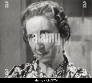 Vera Lewis interpreta ma Silsby nel film del 1942 Lady Gangster, diretto da Robert Florey. Il film segue Dorothy 'Dot' Burton, interpretata da Faye Emerson, un rapinatore di banche che, dopo il suo arresto, nasconde 40.000 dollari alla sua banda. Vera Lewis, un'attrice americana attiva dal 1915 al 1947, è apparsa in oltre 180 film, tra cui "Intollerance" (1916) e "The Old Maid" (1939). Era sposata con l'attore Ralph Lewis. Foto Stock