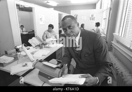 Vernon E. Giordania lavorando su un elettore del progetto di istruzione Foto Stock