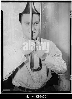 Una fotografia ritratto di Buddy Morrow, un trombonista e bandleader americano, scattata a New York intorno al maggio 1947, che cattura la somiglianza del musicista jazz durante i suoi anni di punta di carriera. Foto Stock