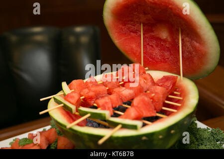 Questa vivace disposizione dell'anguria presenta fresche fette di anguria, disposte in modo creativo per una presentazione visivamente accattivante. Spesso utilizzata negli eventi estivi o come fulcro per le occasioni di festa, la disposizione mette in mostra i colori e le consistenze naturali del frutto, rendendolo un'aggiunta rinfrescante e accattivante a qualsiasi riunione. Foto Stock