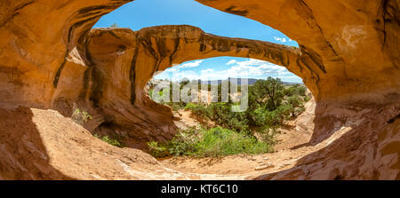 Arco di uranio in Moab Utah. Panorama con ombre Foto Stock