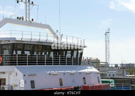 Timoneria della nave con le antenne sul montante Foto Stock