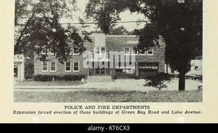 La fotografia mostra un vecchio edificio situato a Green Bay a Wilmette, Illinois, che ospita la polizia di Wilmette e i vigili del fuoco. L'edificio fa parte delle infrastrutture locali e serve la comunità nei servizi di emergenza. Si tratta di un notevole esempio di architettura storica dei primi anni del XX secolo, ancora in uso per funzioni civiche. Foto Stock