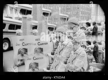 Una donna con un cartello con la scritta "incontra Jimmy Carter" durante la Convention Nazionale Democratica di New York. La convention fu un evento chiave nella politica americana, con varie figure politiche che si battevano per il sostegno pubblico prima delle elezioni presidenziali statunitensi del 1976. Foto Stock