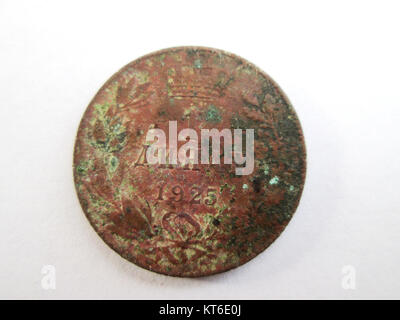 Si tratta di una moneta jugoslava da 1 dinaro del 1925, raffigurante l'immagine di re Alessandro I. la moneta riflette la monarchia jugoslava dei primi anni del XX secolo e la valuta utilizzata in quel periodo. Foto Stock