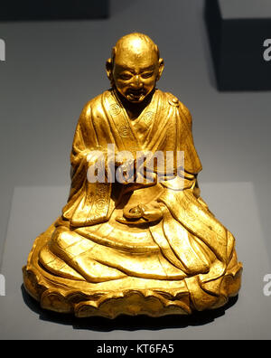 Arhat Kalika, Tibet in stile cinese, c. Xvi-xvii secolo d.c. firegilt bronze - Linden-Museum - Stoccarda, Germania - DSC03698 Foto Stock