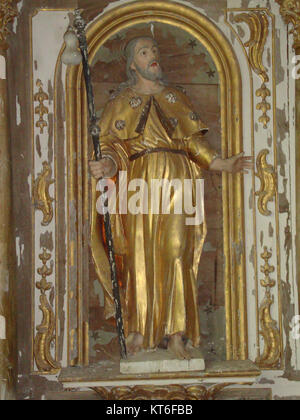 La Chapelle St. Jacques di Ariagosse, situata nella regione francese delle Hautes-PyrÃ©nÃ©es, presenta una statua di San Giacomo. Questa cappella, con il suo significato religioso e culturale, è un punto di riferimento notevole nella zona. Foto Stock
